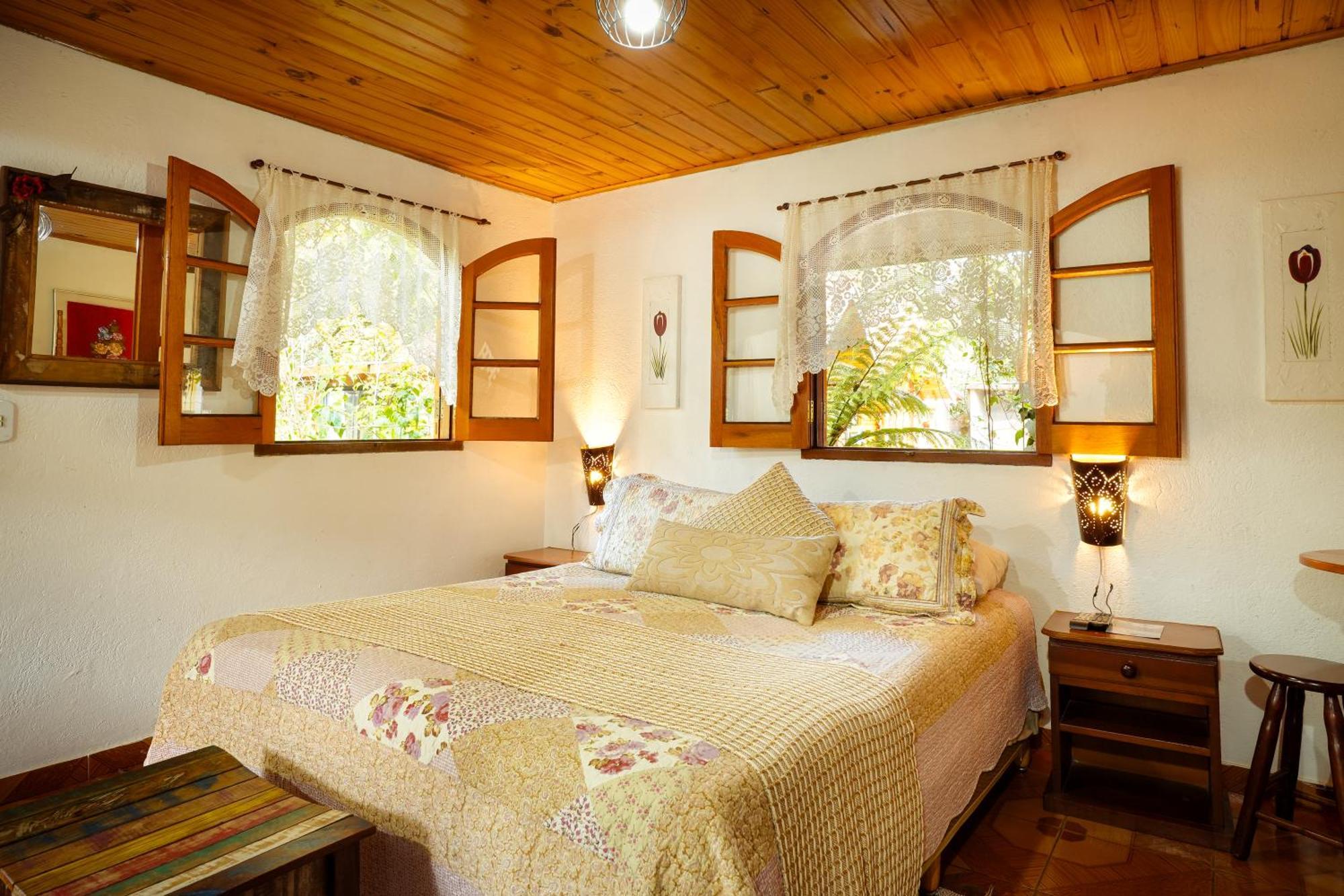 Quarto com Cama Queen-size e Banheira de Hidromassagem